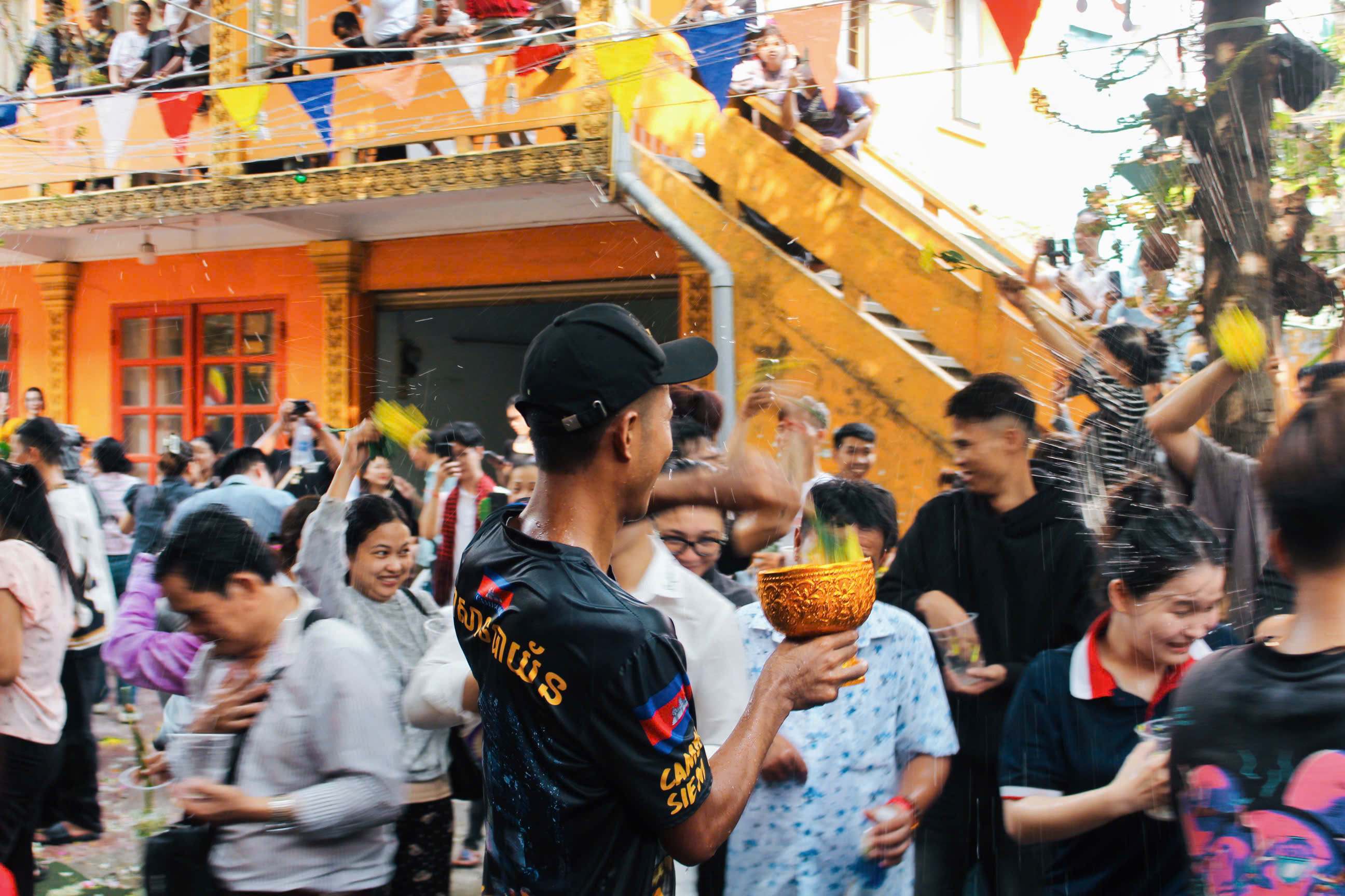 Hàng ngàn người đổ về Chantarangsay tắm Phật, té nước cầu an khép lại Tết Chol Chnam Thmay - Ảnh 10.
