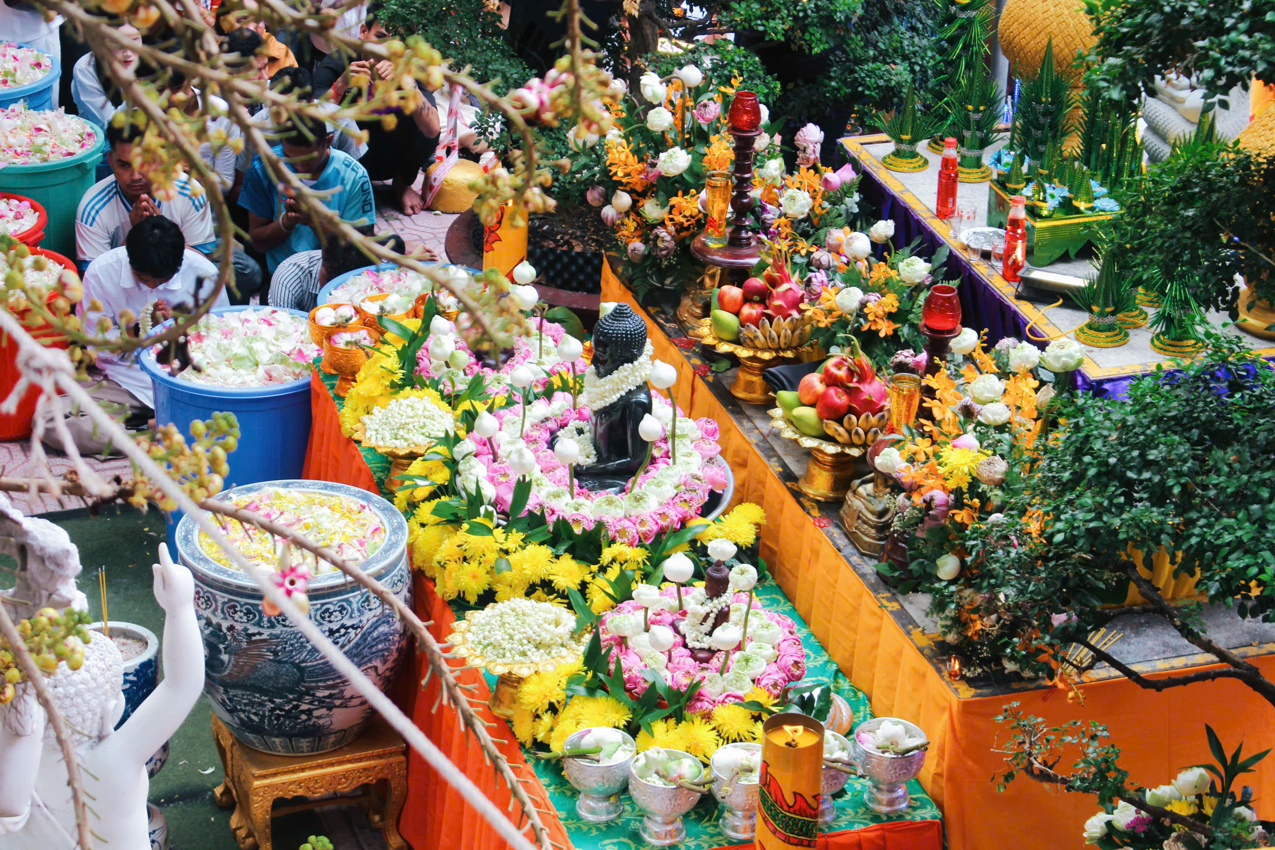 Hàng ngàn người đổ về Chantarangsay tắm Phật, té nước cầu an khép lại Tết Chol Chnam Thmay - Ảnh 3.