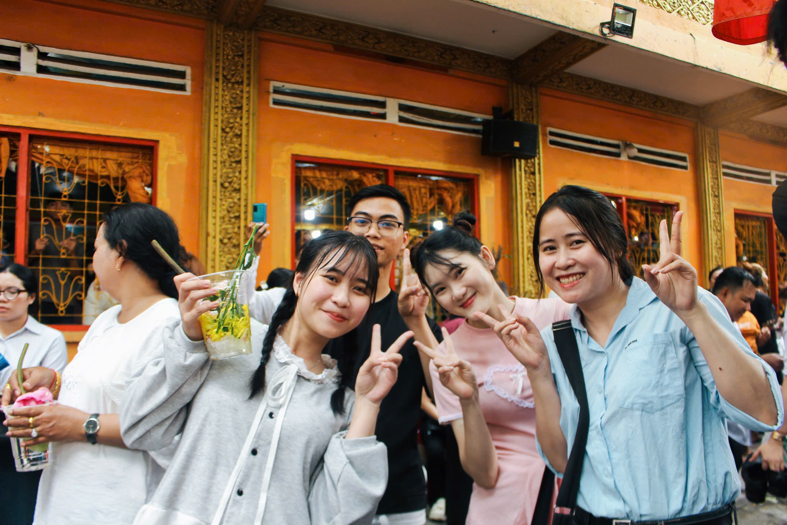 Hàng ngàn người đổ về Chantarangsay tắm Phật, té nước cầu an khép lại Tết Chol Chnam Thmay - Ảnh 8.