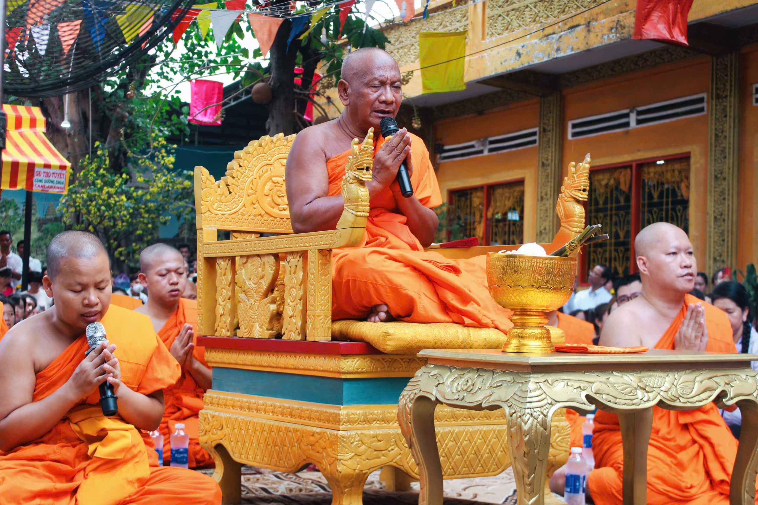 Hàng ngàn người đổ về Chantarangsay tắm Phật, té nước cầu an khép lại Tết Chol Chnam Thmay - Ảnh 2.
