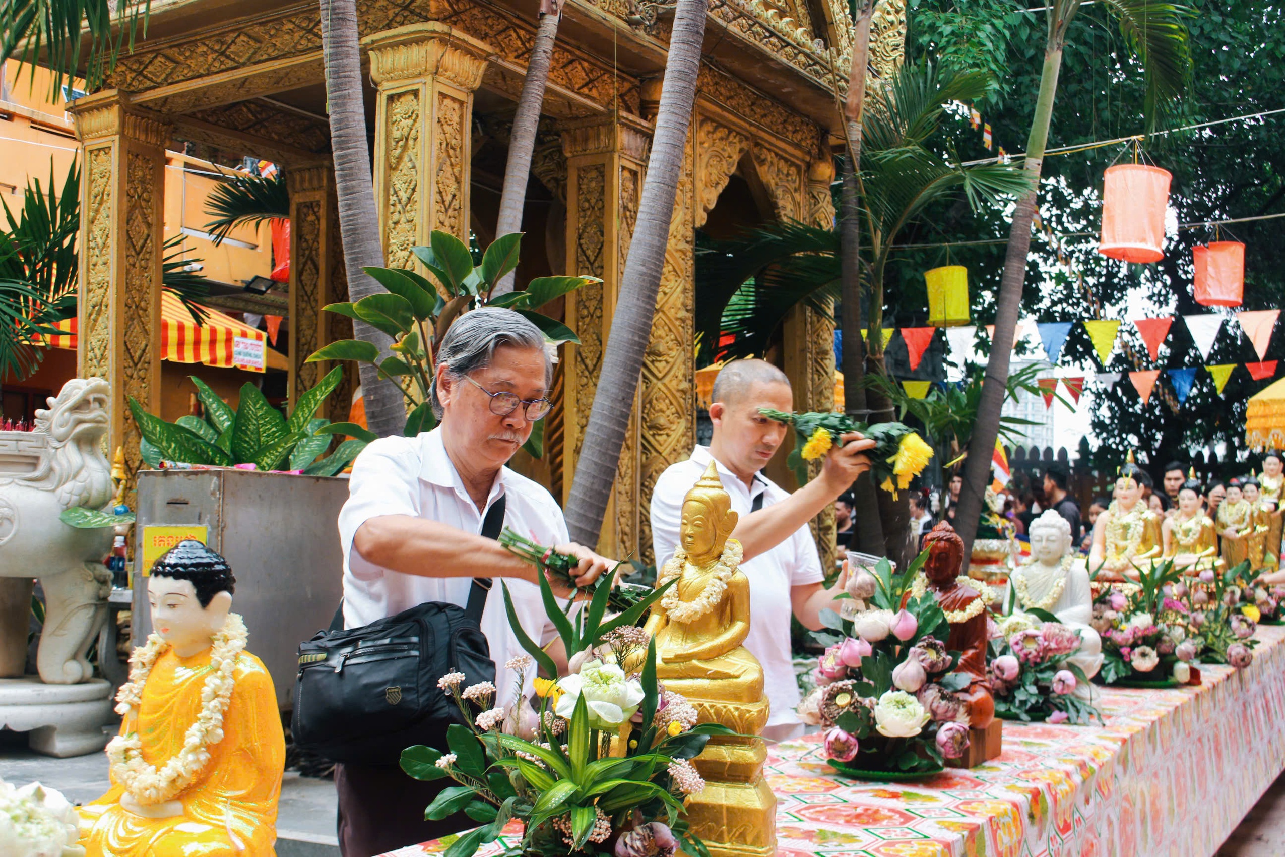 Hàng ngàn người đổ về Chantarangsay tắm Phật, té nước cầu an khép lại Tết Chol Chnam Thmay - Ảnh 5.