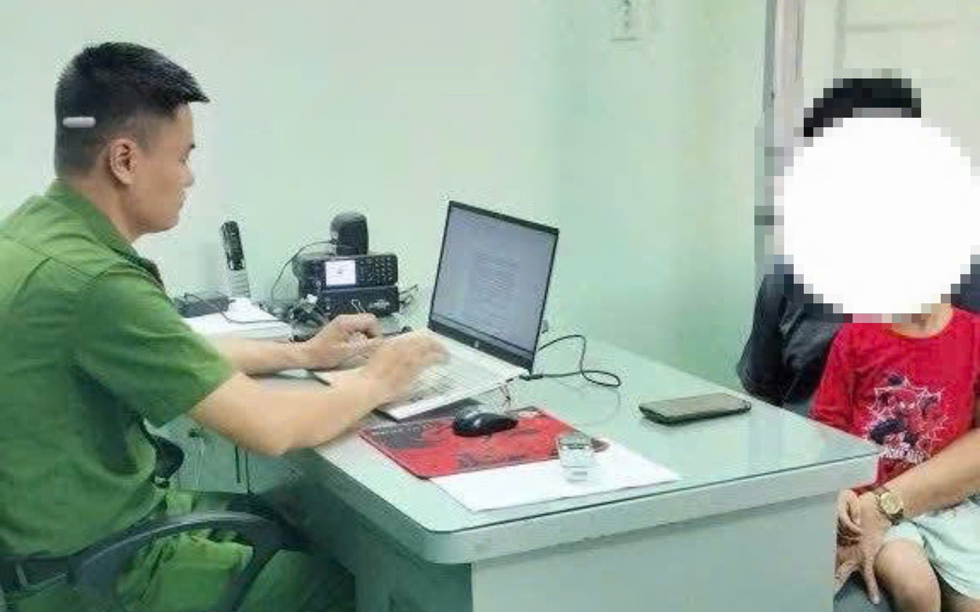 Trần tình của người cha lôi con ra đánh ở TPHCM: “Sợ con ham chơi gặp tai nạn nên răn dạy”!
