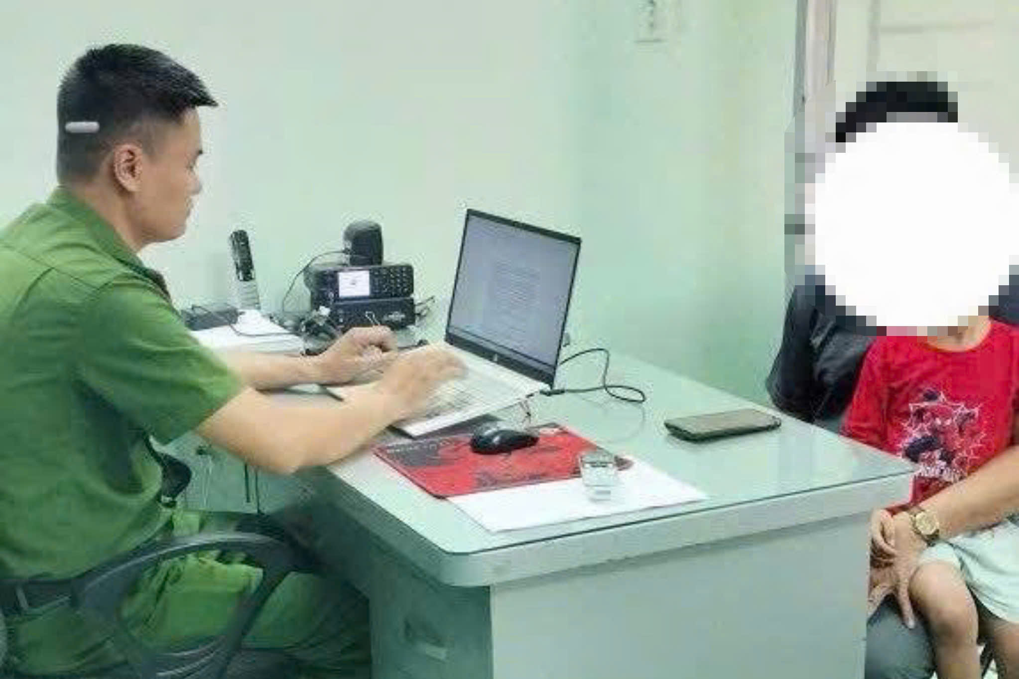 Công an mời làm việc người đàn ông đánh bé trai 3 tuổi gây bức xúc - Ảnh 1.