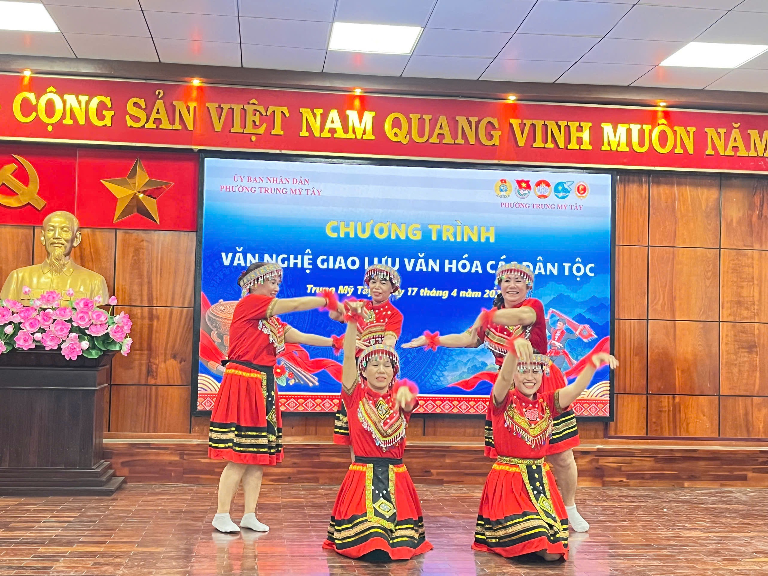 Sôi nổi các hoạt động chào mừng Ngày Văn hóa các dân tộc Việt Nam - Ảnh 2.
