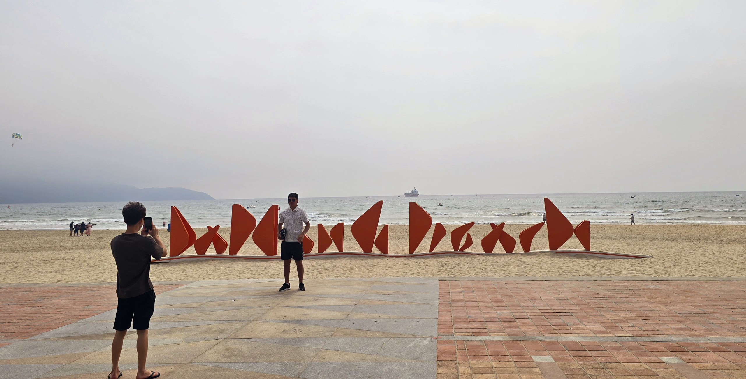 Đà Nẵng nói gì về bộ chữ “Da Nang Beach” gây tranh luận trên bãi biển? - Ảnh 1.