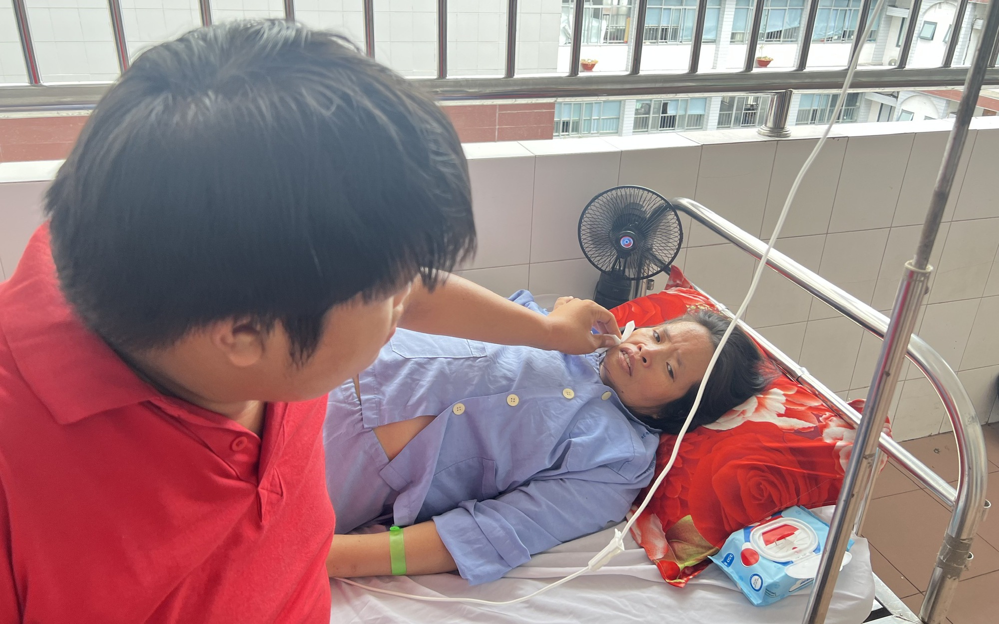 Bạn đọc hỗ trợ hơn 160 triệu đồng cho nam sinh lớp 9 bệnh tật, bán vé số ở Cần Thơ