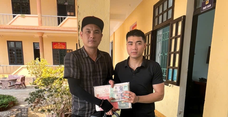 Bất ngờ thấy chiếc cặp ven đường, bên trong là 350 triệu đồng - Ảnh 1.