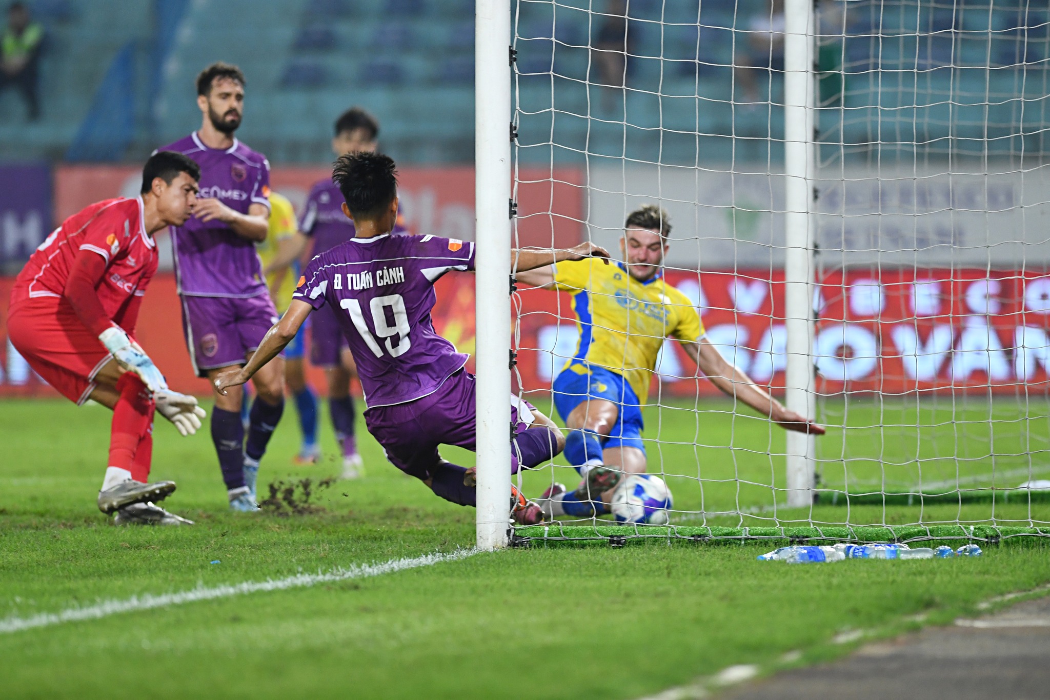 V&ograve;ng 19 V-League 2025-2026: Ho&agrave;ng H&ecirc;n lập c&ocirc;ng lớn gi&uacute;p H&agrave; Nội FC thắng đậm - Ảnh 4.