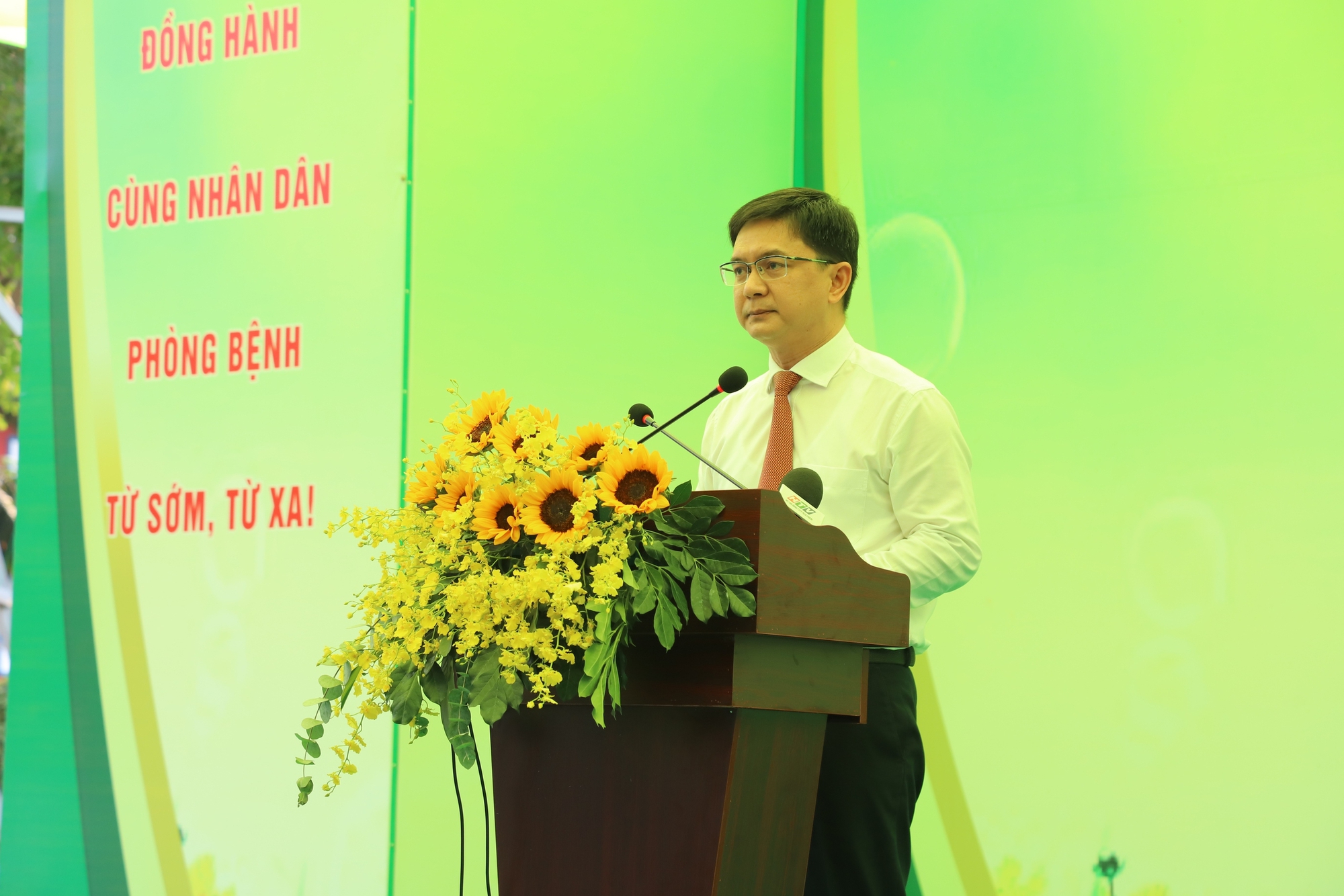 Ra quân chương trình khám sức khỏe quy mô lớn cho người dân TPHCM - Ảnh 1.