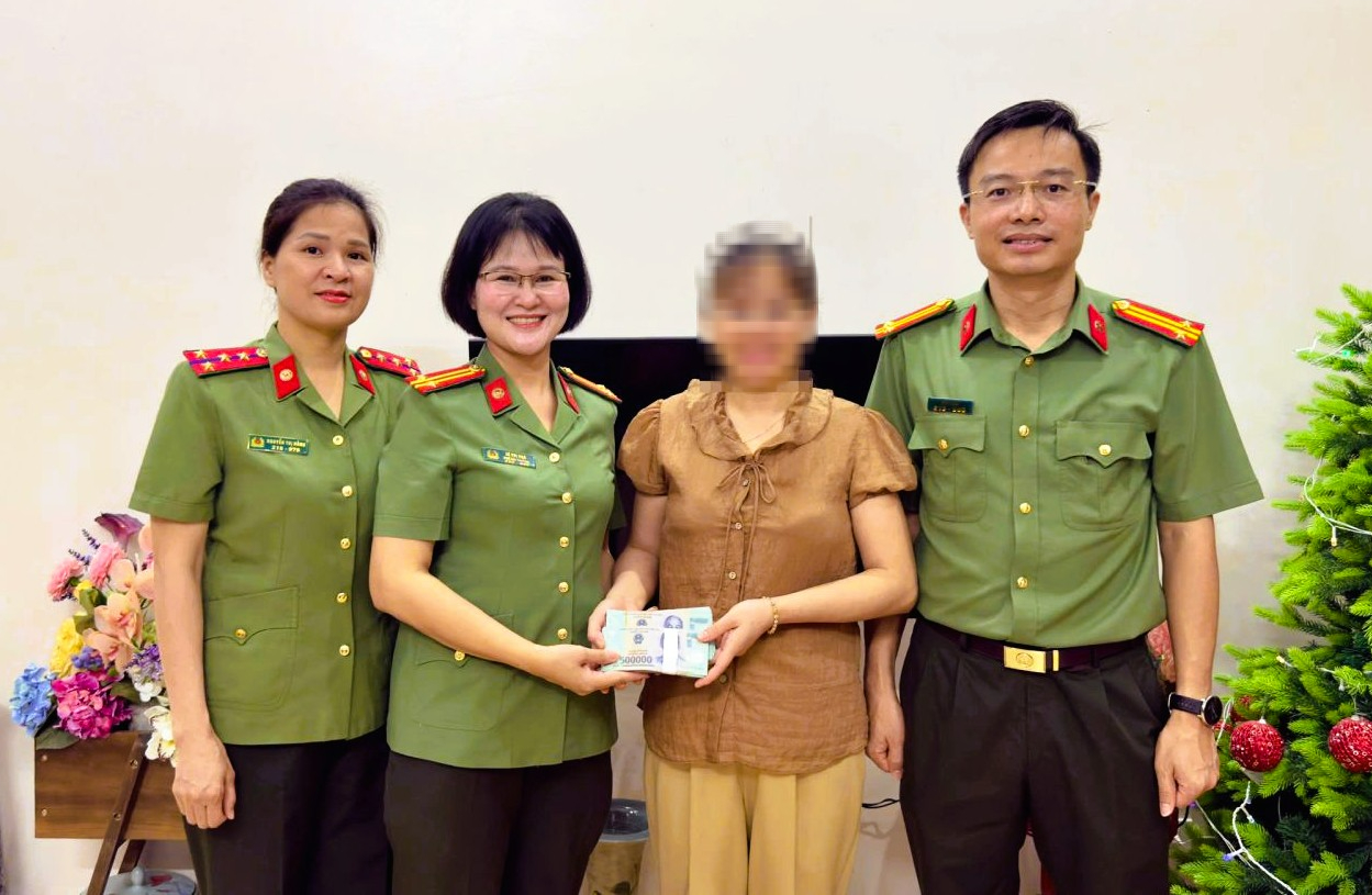 Trung tá công an bất ngờ nhận được 100 triệu đồng chuyển khoản nhầm - Ảnh 1.