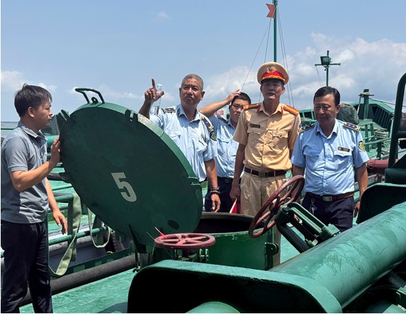 Phát hiện số lượng lớn dầu DO không rõ nguồn gốc trên tàu - Ảnh 1.