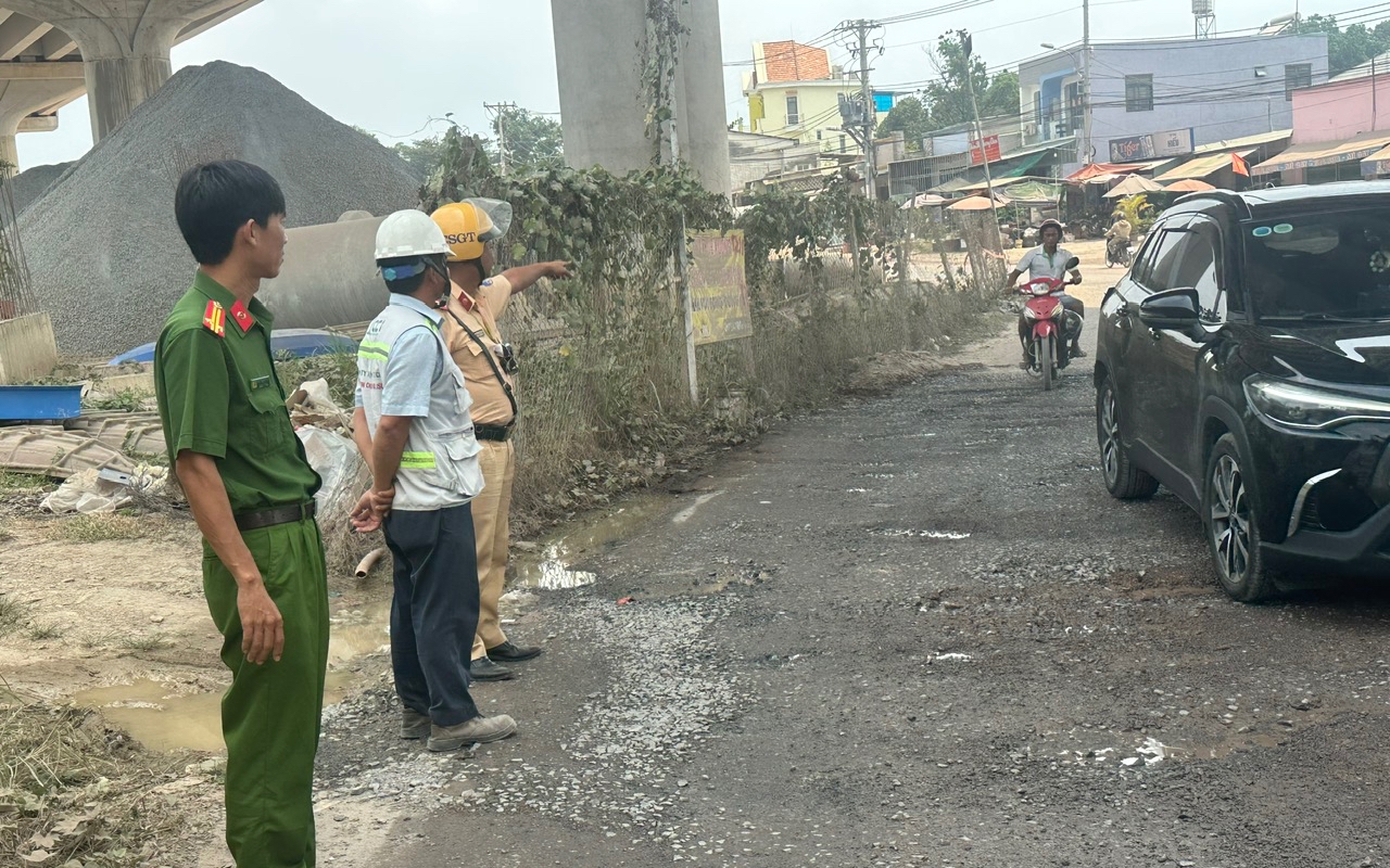 CSGT TPHCM xử phạt Ban Giao thông do vi phạm trên đường Nguyễn Xiển