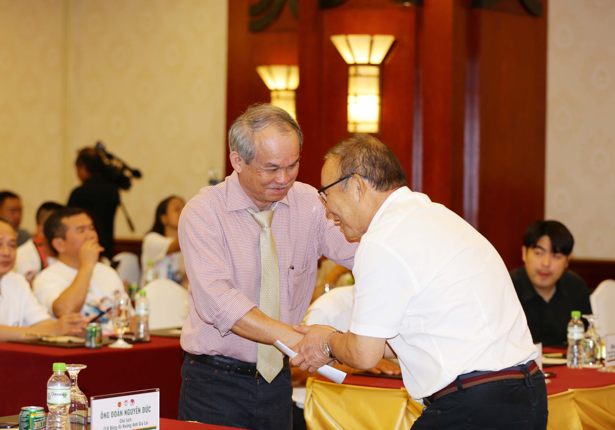 C&acirc;u chuyện đặc biệt giữa HLV Park Hang - seo v&agrave; bầu Đức trong b&oacute;ng đ&aacute; Việt Nam 2026 - Ảnh 1.