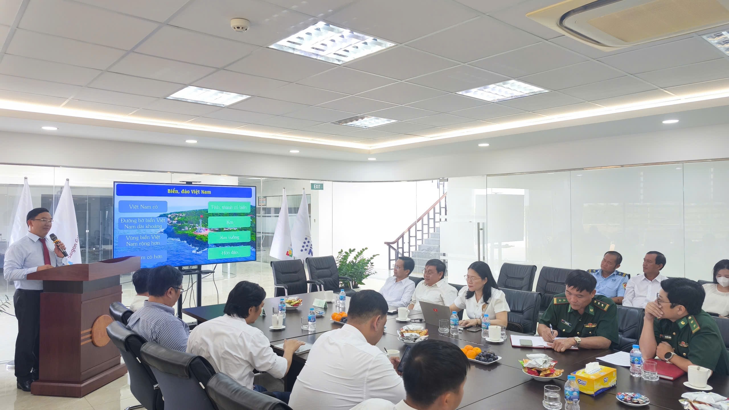 N&ecirc;u cao tr&aacute;ch nhiệm của người Đảng vi&ecirc;n trong x&acirc;y dựng v&agrave; bảo vệ Tổ quốc thời kỳ mới - Ảnh 2.