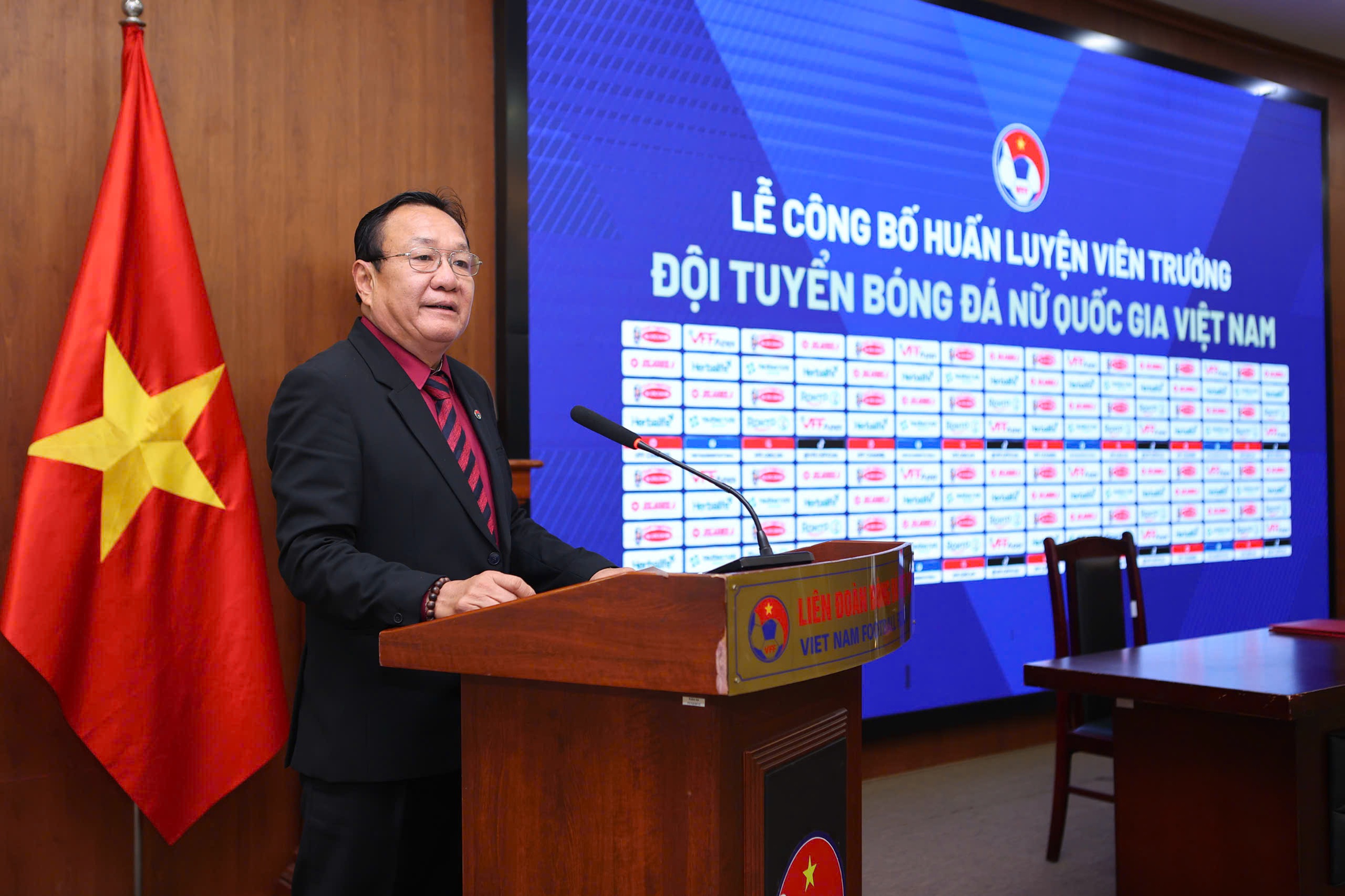 &Ocirc;ng Ho&agrave;ng Văn Ph&uacute;c l&agrave; t&acirc;n HLV trưởng Đội tuyển b&oacute;ng đ&aacute; nữ quốc gia - Ảnh 2.