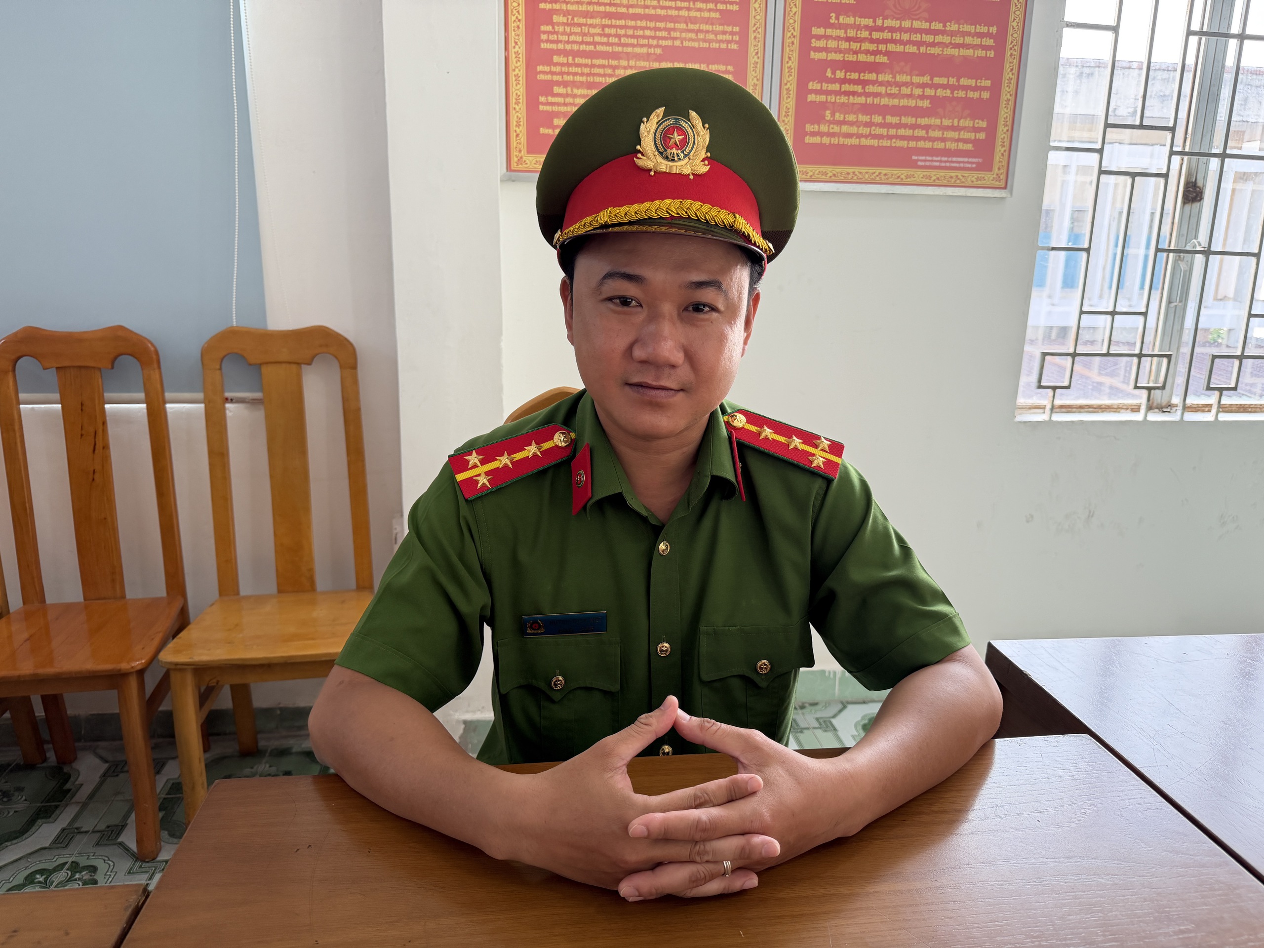 Đại u&yacute; c&ocirc;ng an ở TPHCM cứu ch&aacute;u b&eacute; 13 th&aacute;ng tuổi đốn tim mạng x&atilde; hội   - Ảnh 1.