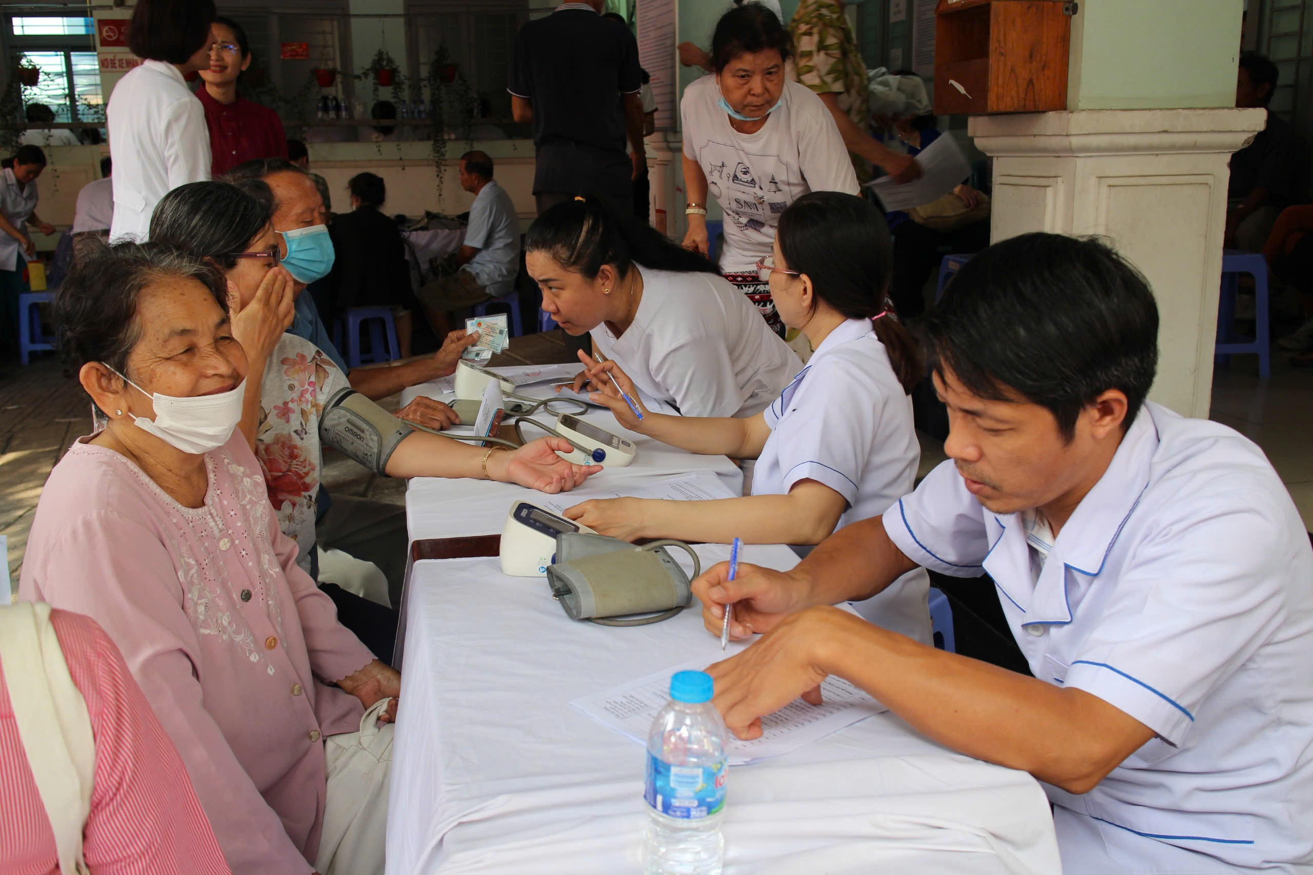 Ra quân chương trình khám sức khỏe quy mô lớn cho người dân TPHCM - Ảnh 4.