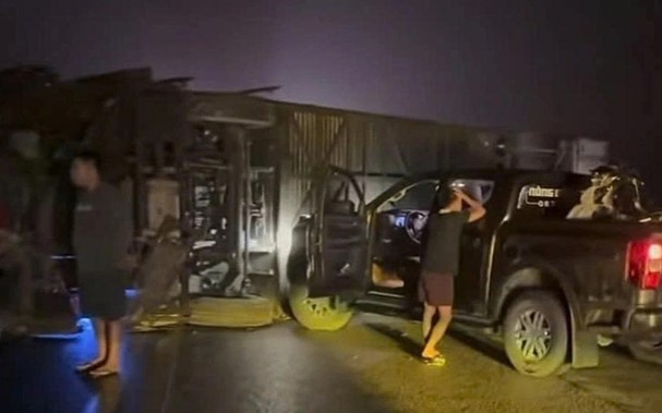 Xe khách lật trên cao tốc, 5 người bị thương