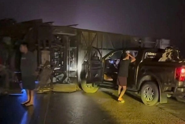 Xe kh&aacute;ch lật tr&ecirc;n cao tốc, 5 người bị thương - Ảnh 1.