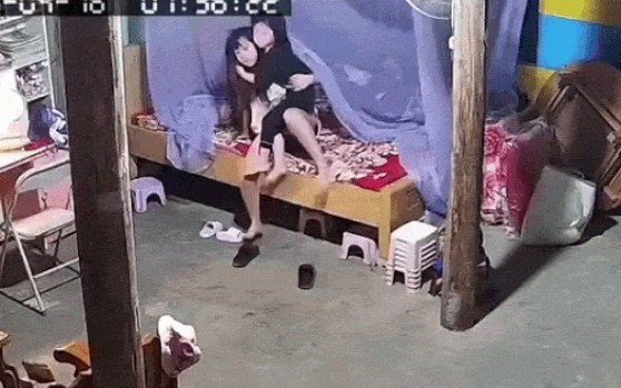 VIDEO: Chị gái nhanh trí ôm em nhỏ lao khỏi giường khi mưa đá ầm ầm dội xuống