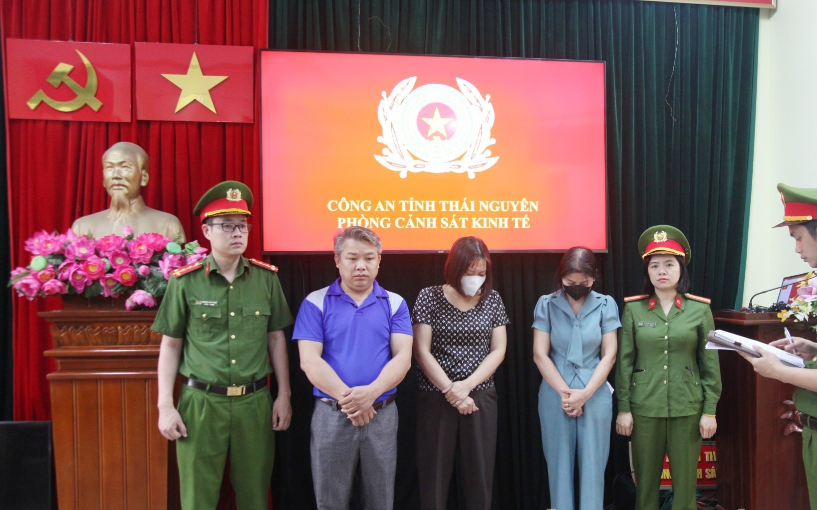 Một cựu hiệu trưởng bị bắt