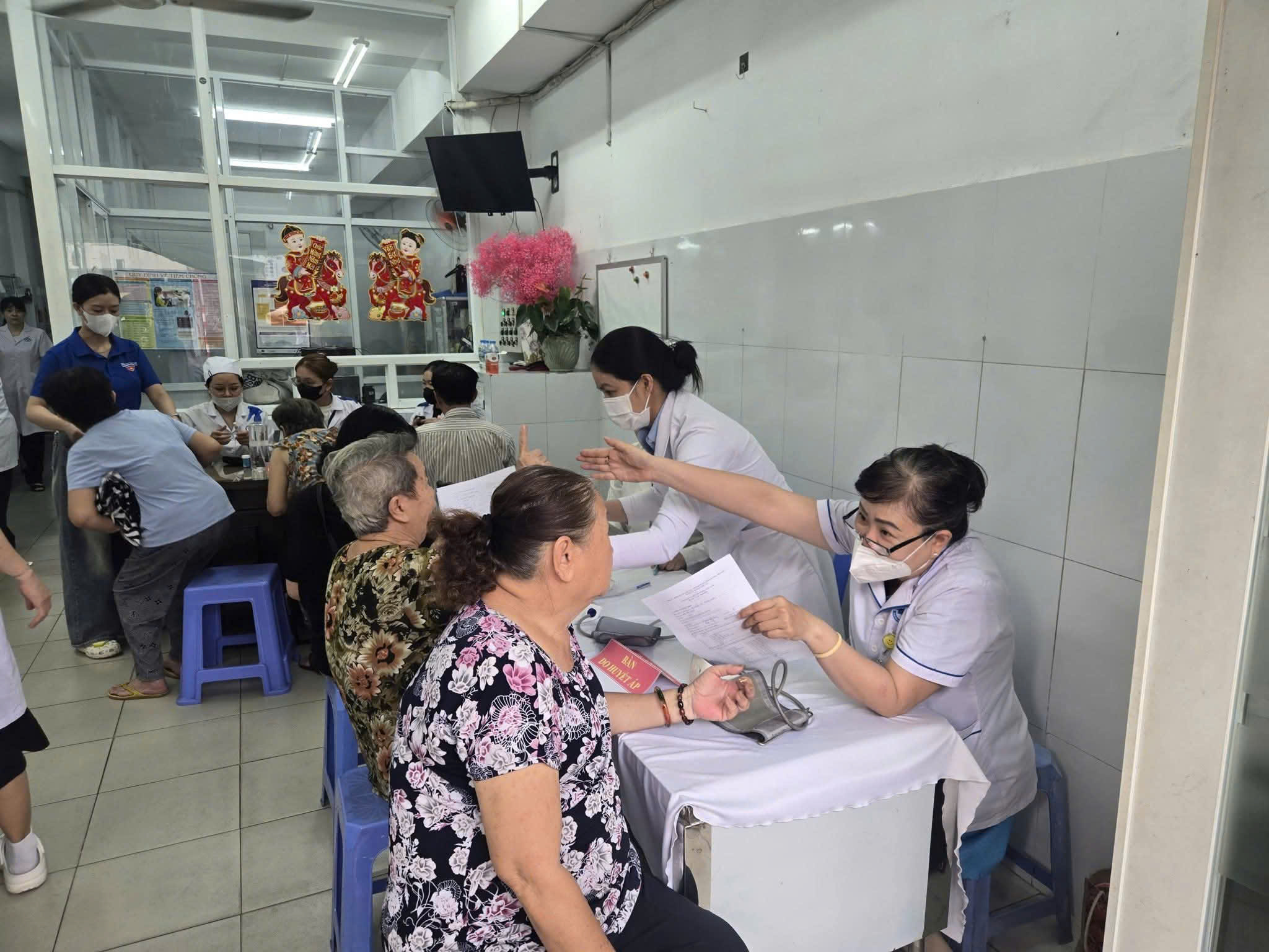Nhiều địa phương đồng loạt ra qu&acirc;n kh&aacute;m sức khỏe cho người d&acirc;n - Ảnh 3.