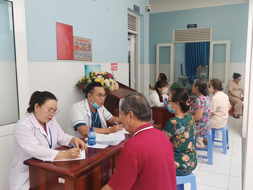 Đến tận nhà khám sức khỏe - Ảnh 1.