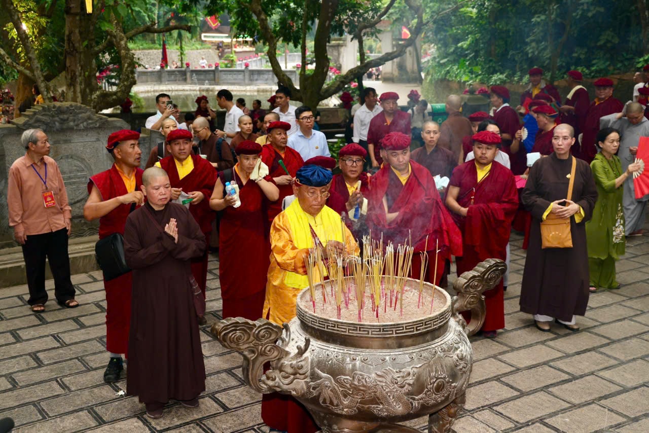 Đức Gyalwang Drukpa lần đầu thăm Đền H&ugrave;ng - Ảnh 1.