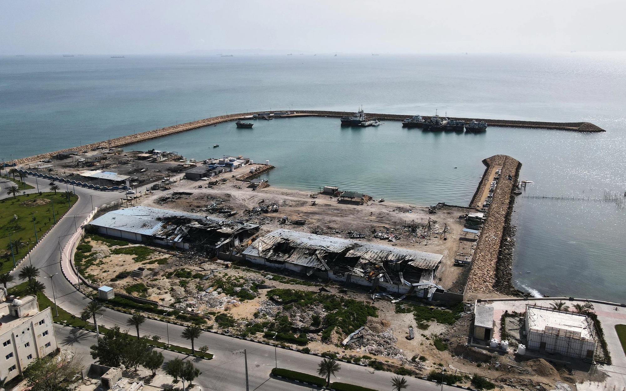 Mơ hồ bao trùm eo biển Hormuz