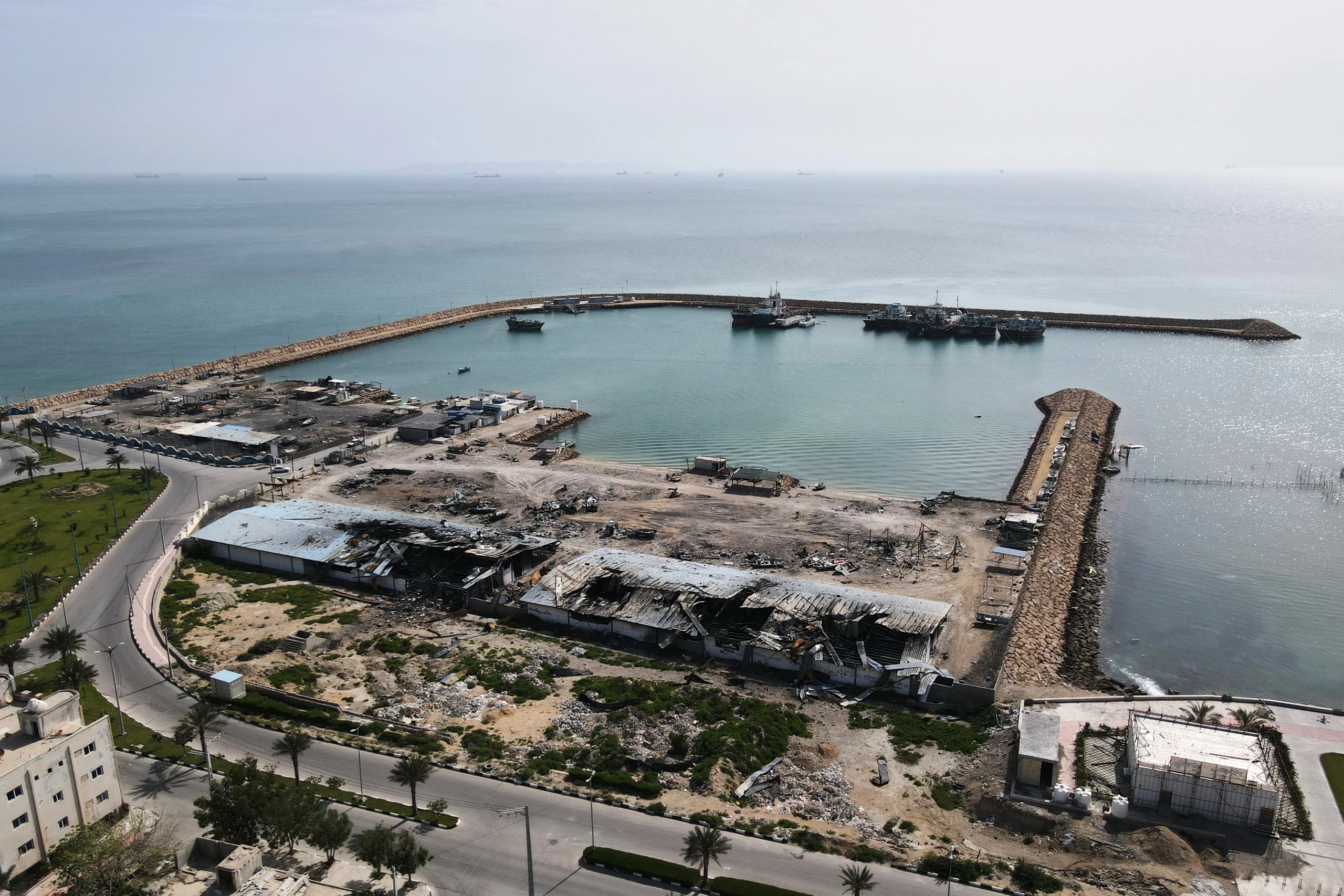Mơ hồ bao trùm eo biển Hormuz - Ảnh 1.
