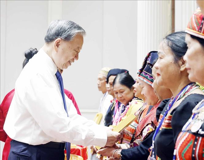 Tổng B&iacute; thư, Chủ tịch nước T&ocirc; L&acirc;m tiếp gi&agrave; l&agrave;ng, trưởng bản, nghệ nh&acirc;n, người c&oacute; uy t&iacute;n ti&ecirc;u biểu - Ảnh 3.