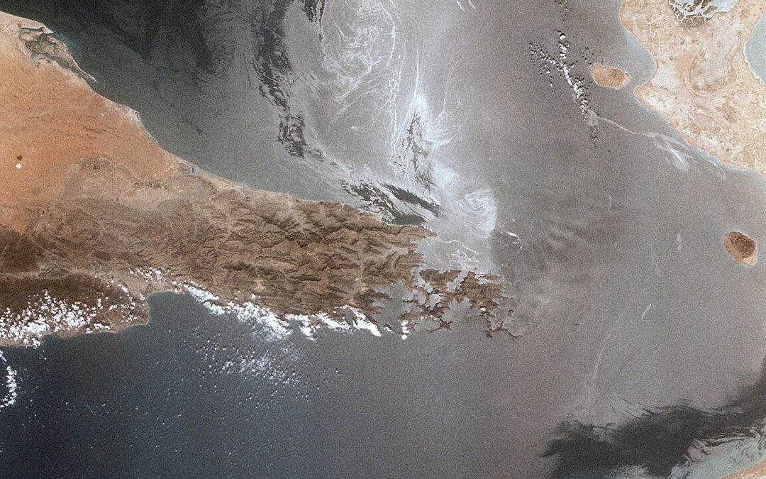 NÓNG: Iran tuyên bố tái đóng cửa eo biển Hormuz - Ảnh 2.