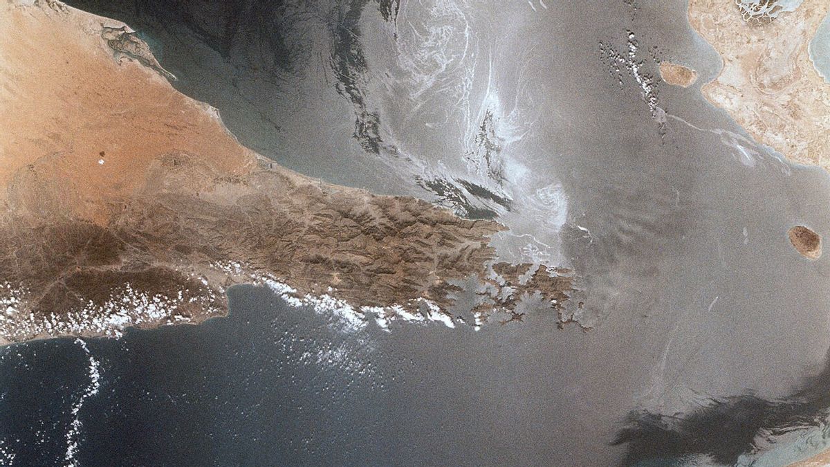 Tàu du lịch đầu tiên đi qua eo biển Hormuz, Iran đưa ra 4 yêu cầu mới - Ảnh 1.