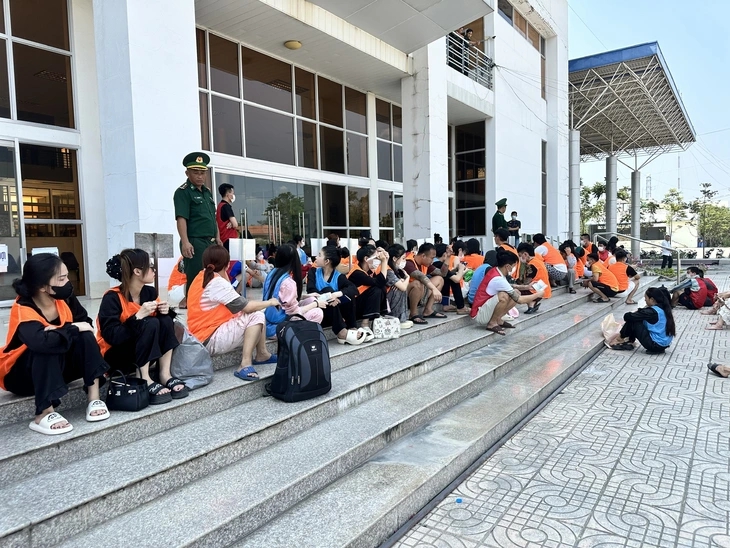 Tiếp nhận 226 c&ocirc;ng d&acirc;n do Campuchia trao trả, ph&aacute;t hiện đối tượng truy n&atilde; đặc biệt nguy hiểm - Ảnh 1.