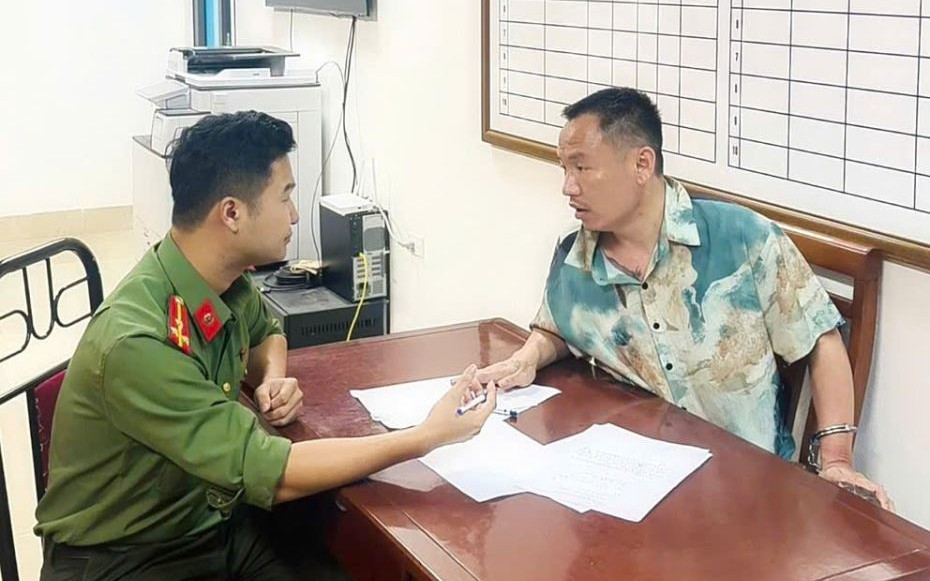 Người đàn ông nước ngoài ngồi trong xe ô tô nổ súng sau va chạm giao thông