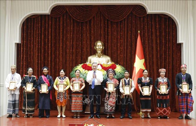 Tổng B&iacute; thư, Chủ tịch nước T&ocirc; L&acirc;m tiếp gi&agrave; l&agrave;ng, trưởng bản, nghệ nh&acirc;n, người c&oacute; uy t&iacute;n ti&ecirc;u biểu - Ảnh 4.
