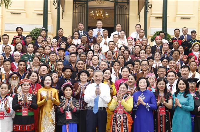 Tổng B&iacute; thư, Chủ tịch nước T&ocirc; L&acirc;m tiếp gi&agrave; l&agrave;ng, trưởng bản, nghệ nh&acirc;n, người c&oacute; uy t&iacute;n ti&ecirc;u biểu - Ảnh 1.