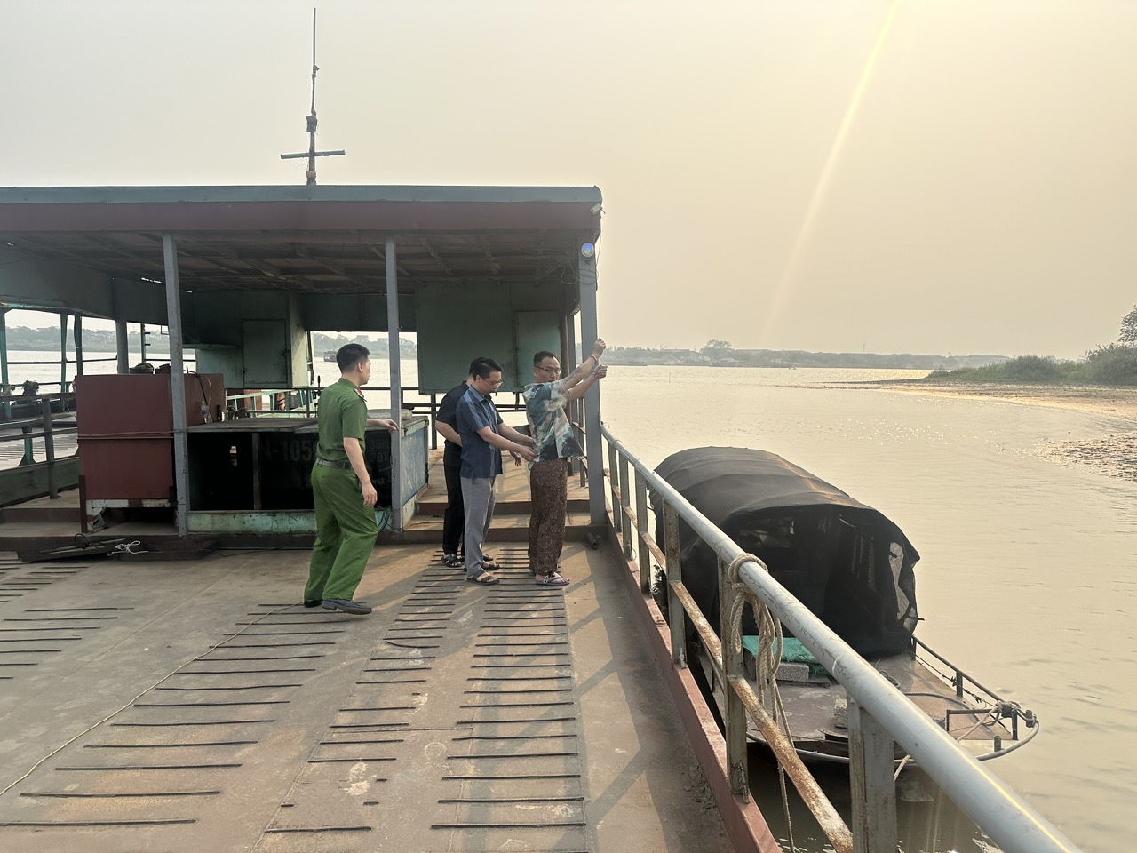 Va chạm giao th&ocirc;ng đ&aacute;ng sợ: Người đ&agrave;n &ocirc;ng nước ng&ograve;ai nổ s&uacute;ng tại Hưng Y&ecirc;n - Ảnh 4.