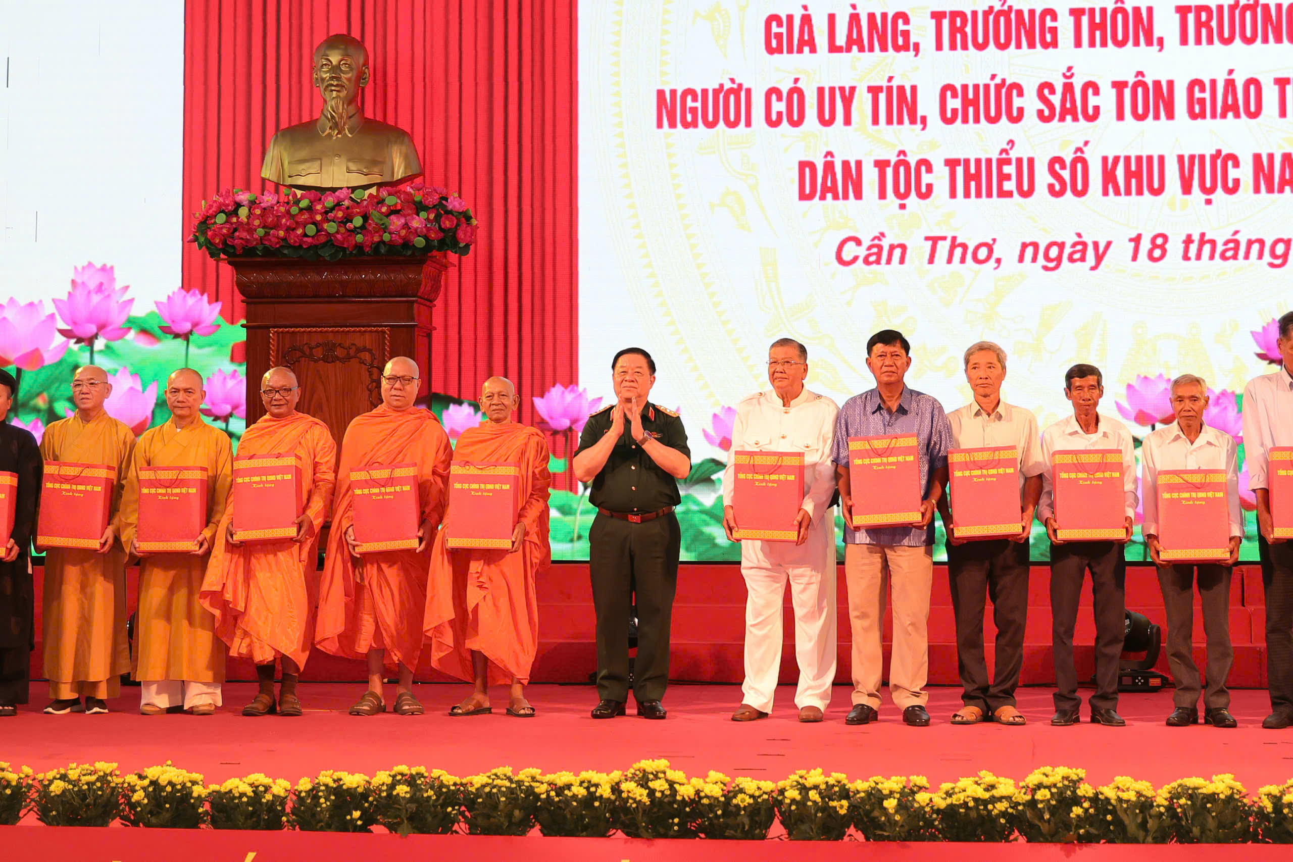 Đại tướng Nguyễn Trọng Nghĩa v&agrave; vai tr&ograve; của gi&agrave; l&agrave;ng trong đo&agrave;n kết d&acirc;n tộc năm 2026 - Ảnh 4.