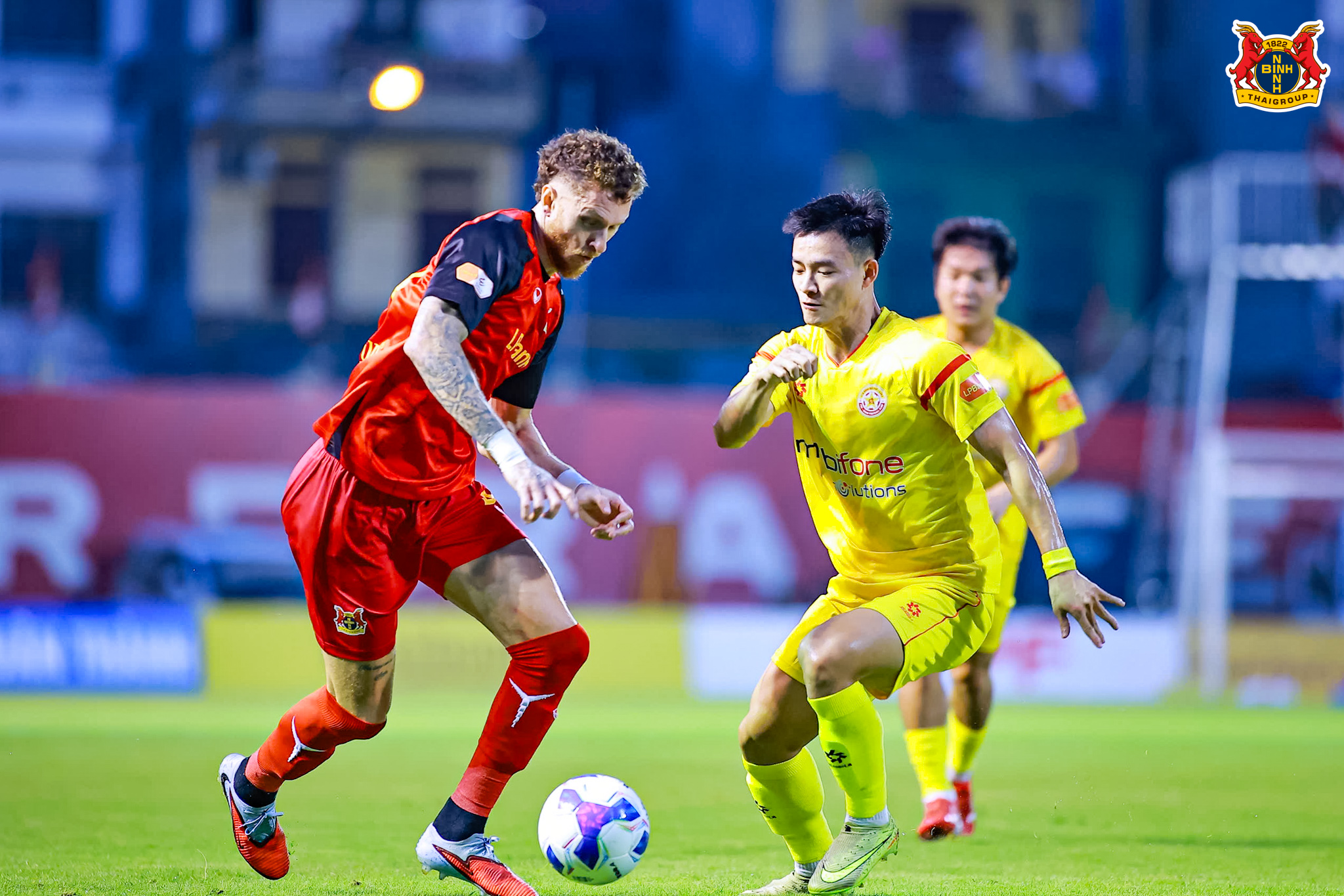 Clip L&ecirc; Văn Thuận tiếp tục ghi b&agrave;n gi&uacute;p Ninh B&igrave;nh FC thắng trận - Ảnh 1.
