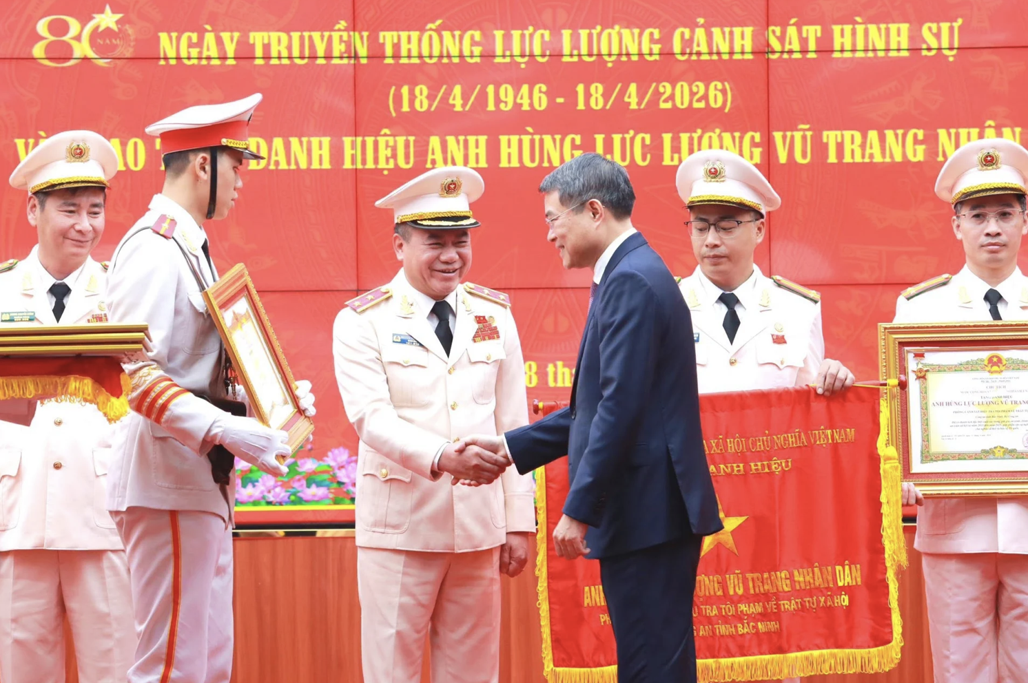 Gi&aacute;m đốc C&ocirc;ng an H&agrave; Nội được trao tặng danh hiệu Anh h&ugrave;ng Lực lượng vũ trang nh&acirc;n d&acirc;n - Ảnh 1.