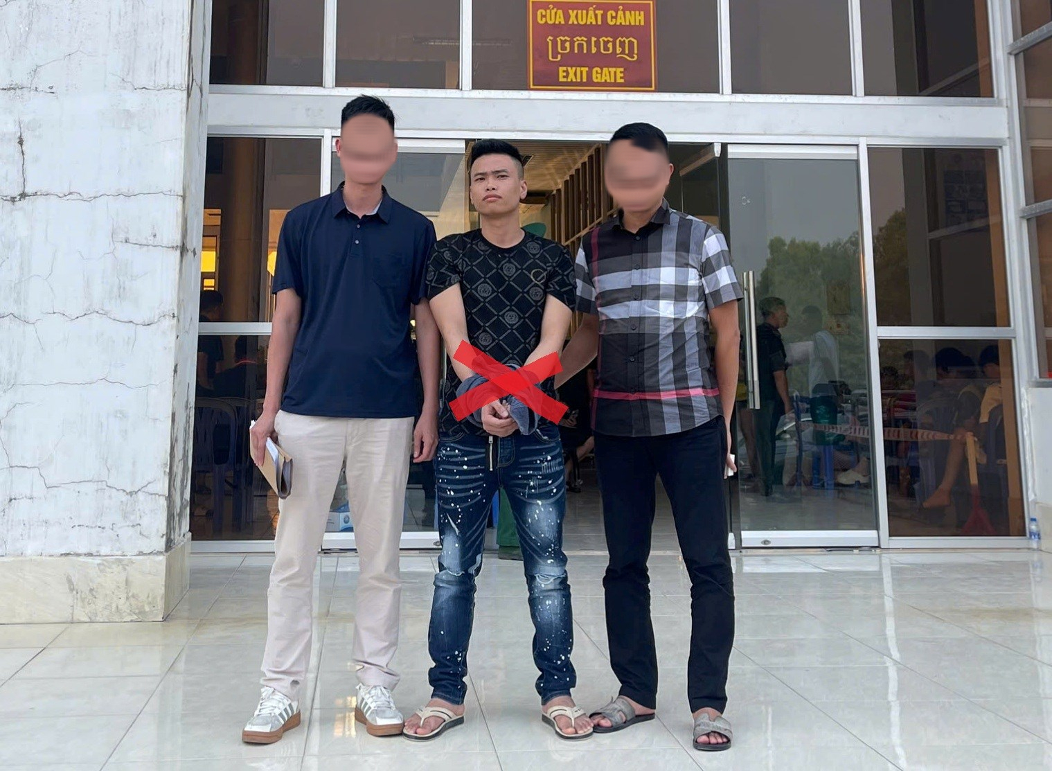 Tiếp nhận c&ocirc;ng d&acirc;n Campuchia 226 người , bắt đối tượng truy n&atilde; nguy hiểm L&ecirc; Văn thủy - Ảnh 1.