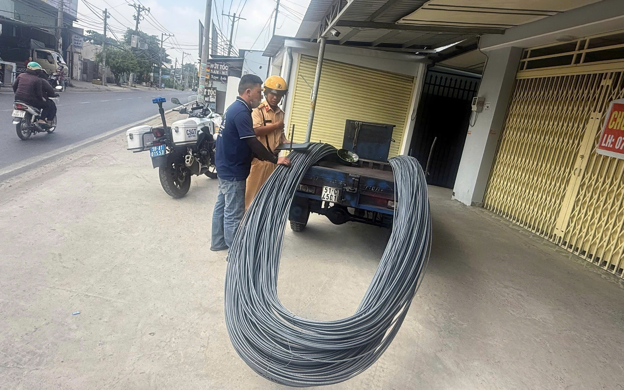 Hàng trăm "hung thần" xe tự chế chở thép ở TPHCM bị CSGT tóm gọn
