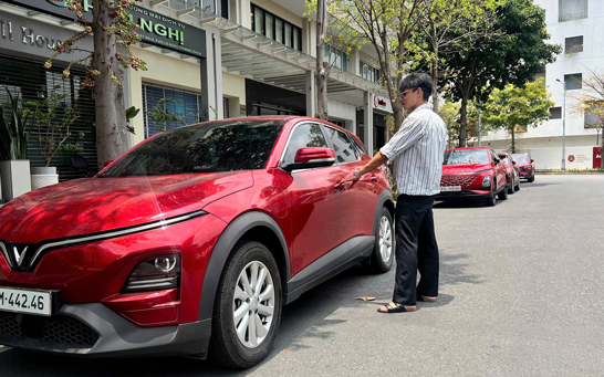 Thuê xe tự lái dịp lễ: Thừa xe xăng, khan xe điện