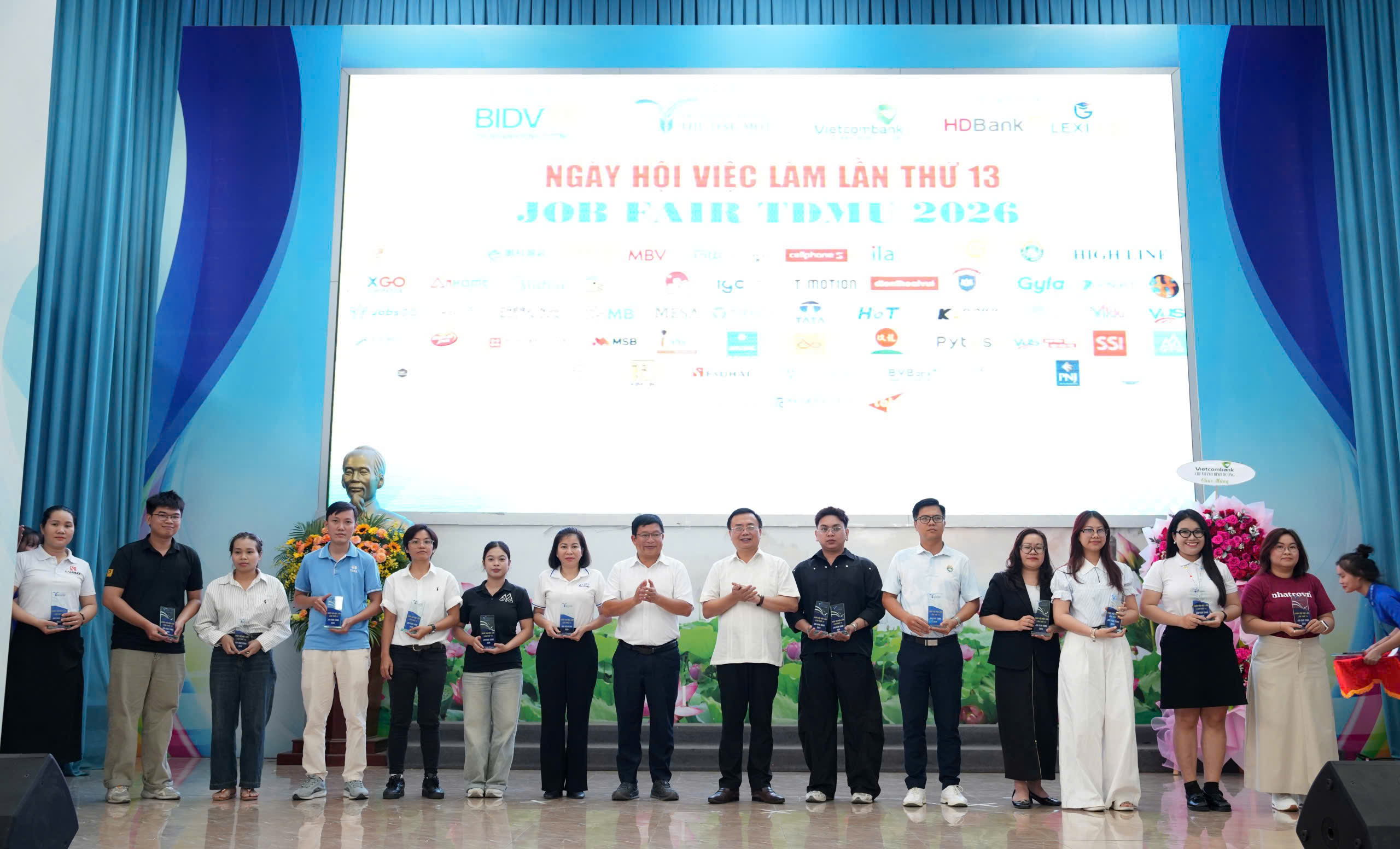 Những h&igrave;nh ảnh s&ocirc;i động tại Ng&agrave;y hội việc l&agrave;m của Trường Đại học Thủ Dầu Một - Ảnh 2.