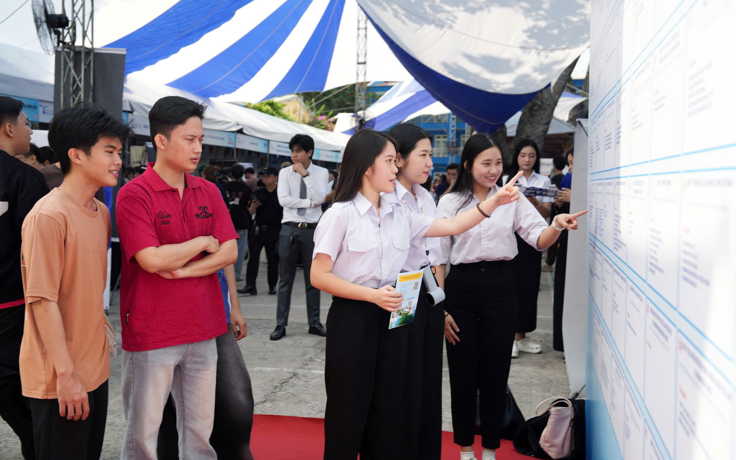 Những h&igrave;nh ảnh s&ocirc;i động tại Ng&agrave;y hội việc l&agrave;m của Trường Đại học Thủ Dầu Một - Ảnh 1.