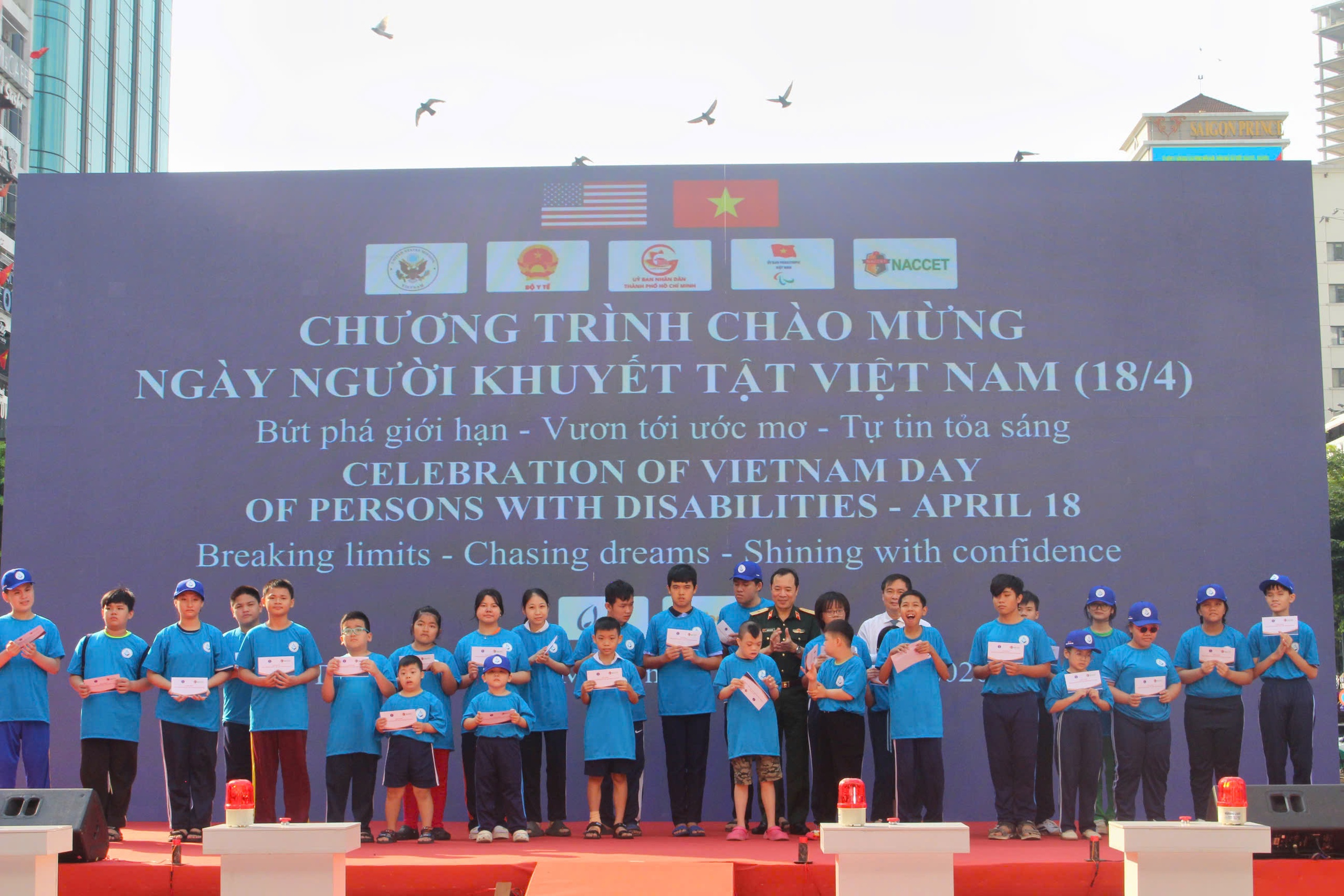 Hơn 1.300 người tham gia Ng&agrave;y Người khuyết tật Việt Nam tại phố đi bộ Nguyễn Huệ  - Ảnh 6.