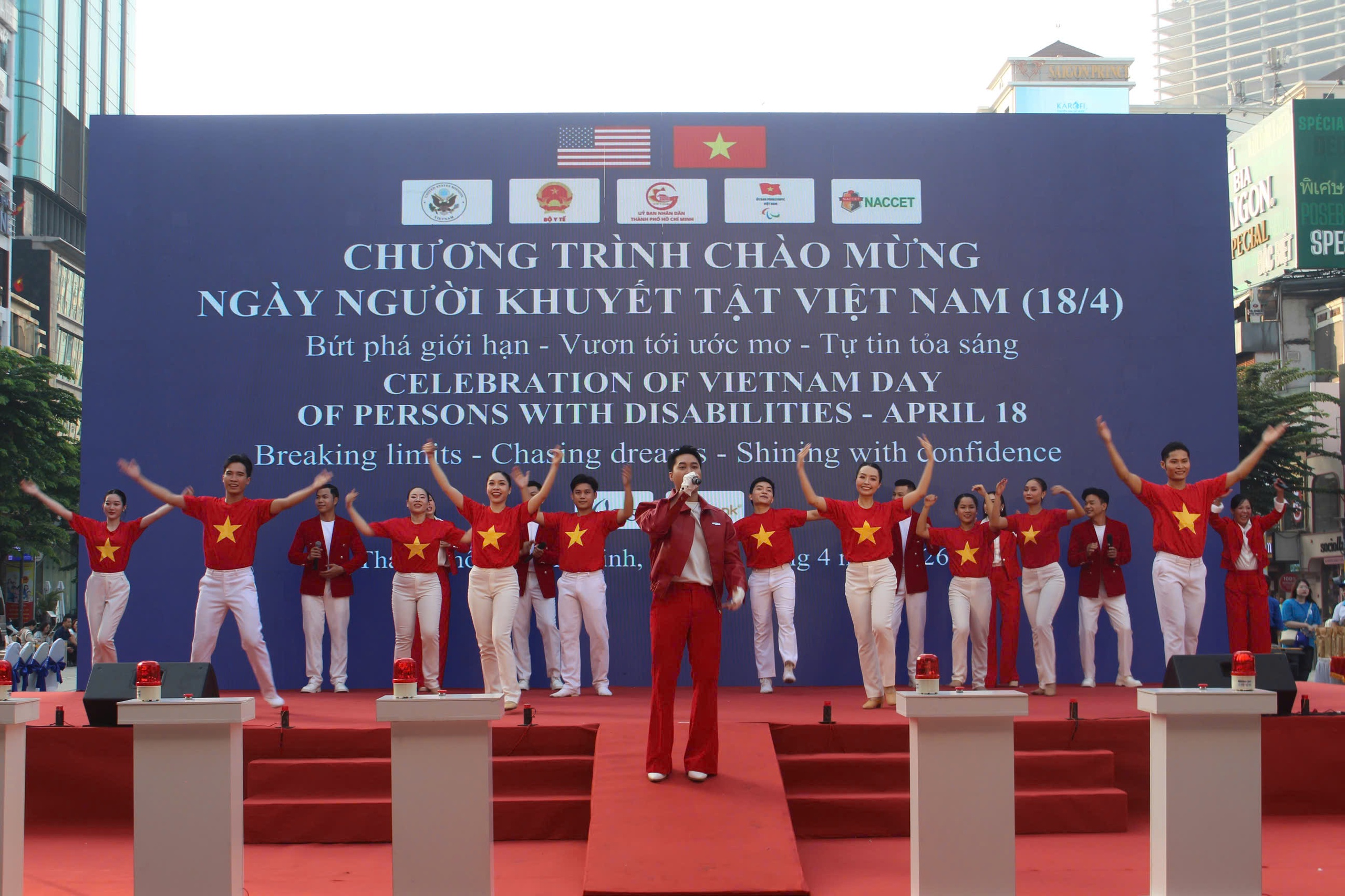 Hơn 1.300 người tham gia Ng&agrave;y Người khuyết tật Việt Nam tại phố đi bộ Nguyễn Huệ  - Ảnh 1.