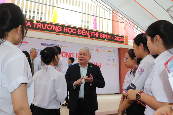 "Đưa trường học đến th&iacute; sinh" lần thứ 25, năm 2026: Ng&agrave;nh "hot" kh&ocirc;ng đồng nghĩa với th&agrave;nh c&ocirc;ng - Ảnh 1.
