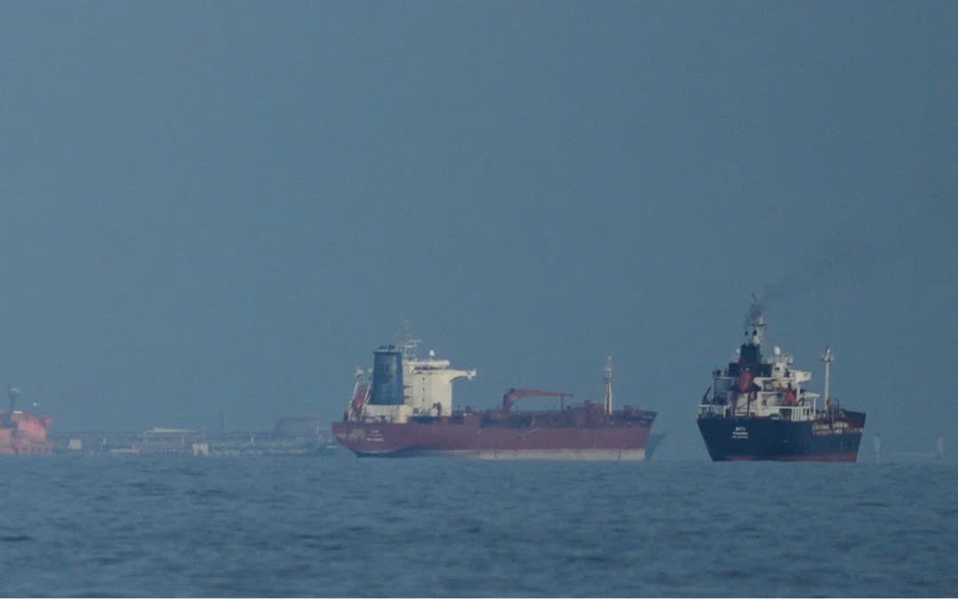 Hải quân Iran nổ súng ở eo biển Hormuz